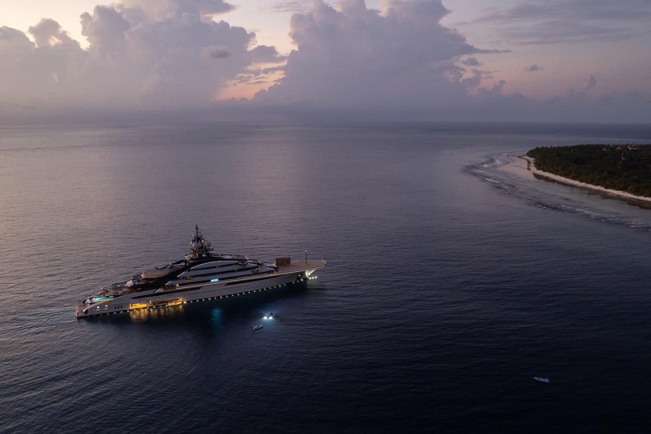 ރަޝިއާގެ އެންމެ ބޮޑު މަހުޖަނާއި އޭނާގެ ސުޕަ ޔޮޓް ފުވައްމުލަކުގައި