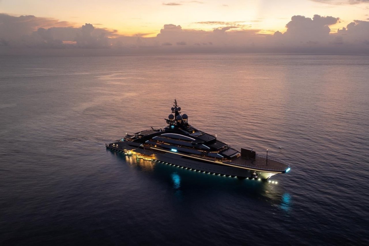 ރަޝިއާގެ އެންމެ ބޮޑު މަހުޖަނާއި އޭނާގެ ސުޕަ ޔޮޓް ފުވައްމުލަކުގައި