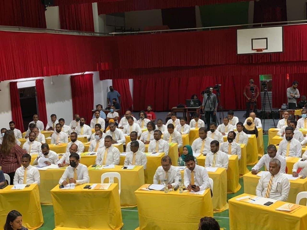 އެމްޑީޕީގެ ކޮންގްރެސް ބާއްވާނެ ދުވަހެއް ކަނޑައެޅުމަށް ބޭއްވި ގައުމީ މަޖްލިސް ބައްދަލުވުން