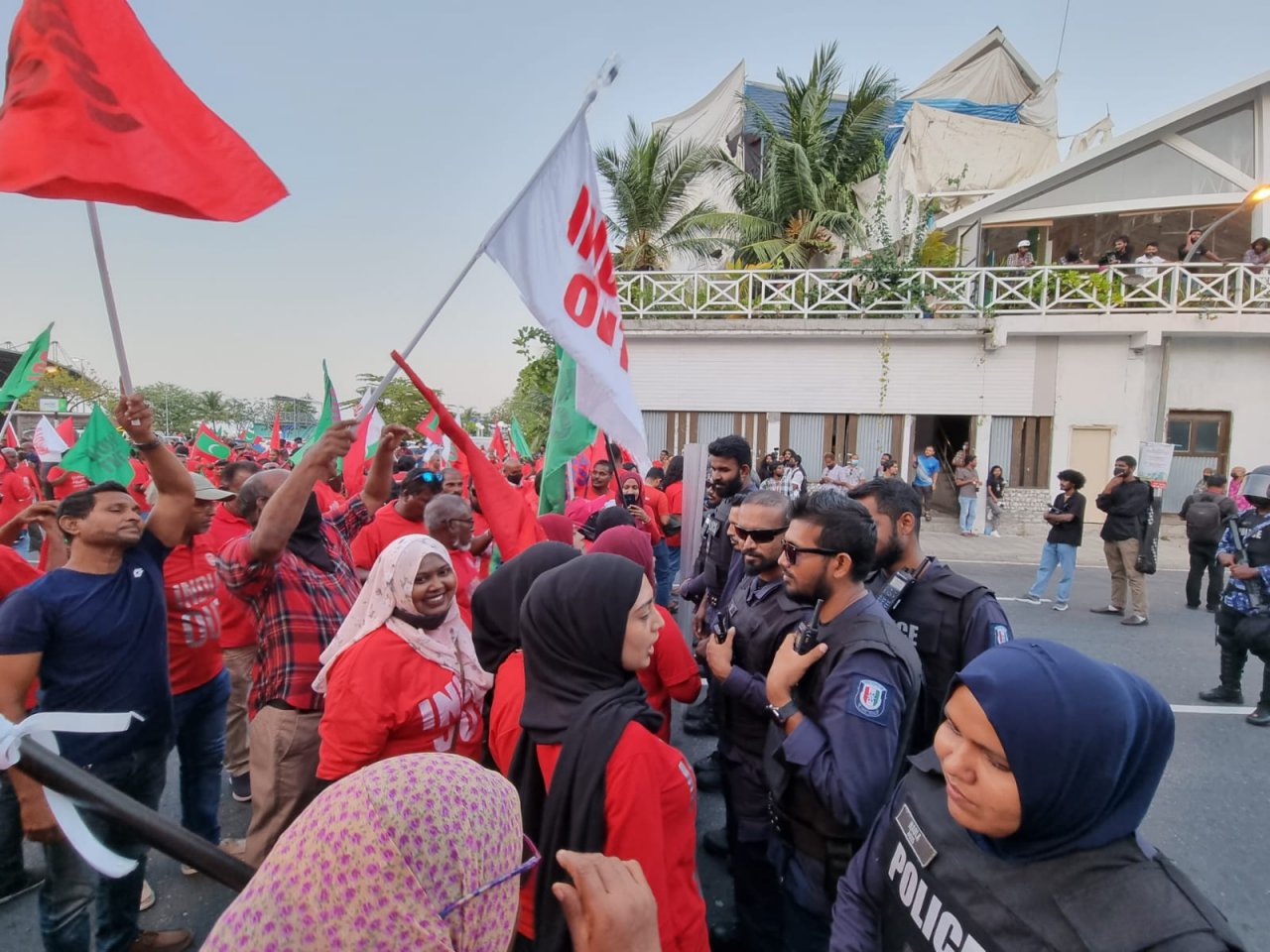 އިންޑިއާ ސިފައިން ތިބުމާ ދެކޮޅަށް ޕީޕީއެމްއިން ކުރިޔަށް ގެންދިޔަ އިހުތިޖާޖު