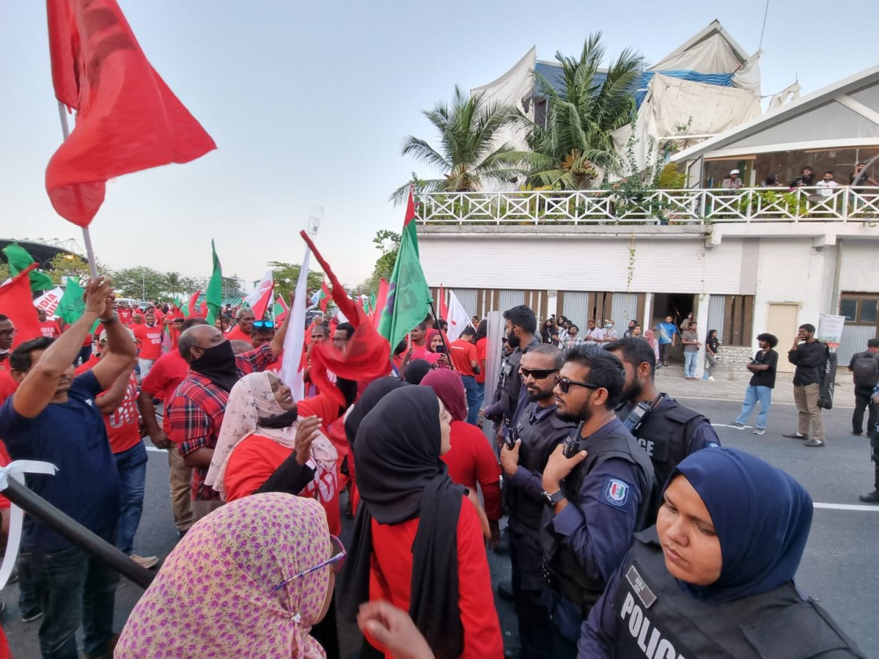 އިންޑިއާ ސިފައިން ތިބުމާ ދެކޮޅަށް ޕީޕީއެމްއިން ކުރިޔަށް ގެންދިޔަ އިހުތިޖާޖު