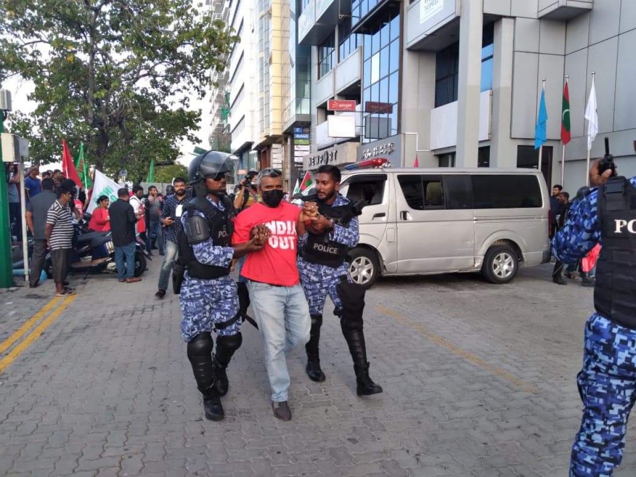 އިންޑިއާ ސިފައިން ތިބުމާ ދެކޮޅަށް ޕީޕީއެމްއިން ކުރިޔަށް ގެންދިޔަ އިހުތިޖާޖު
