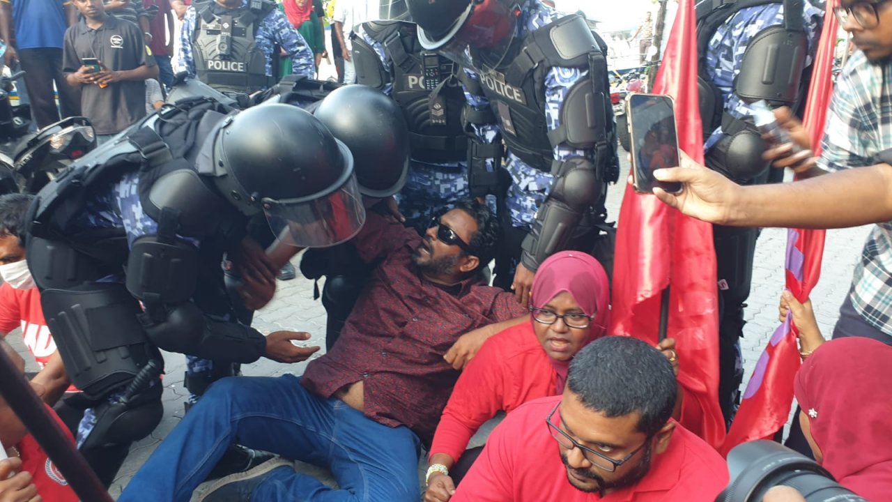 އިންޑިއާ ސިފައިން ތިބުމާ ދެކޮޅަށް ޕީޕީއެމްއިން ކުރިޔަށް ގެންދިޔަ އިހުތިޖާޖު