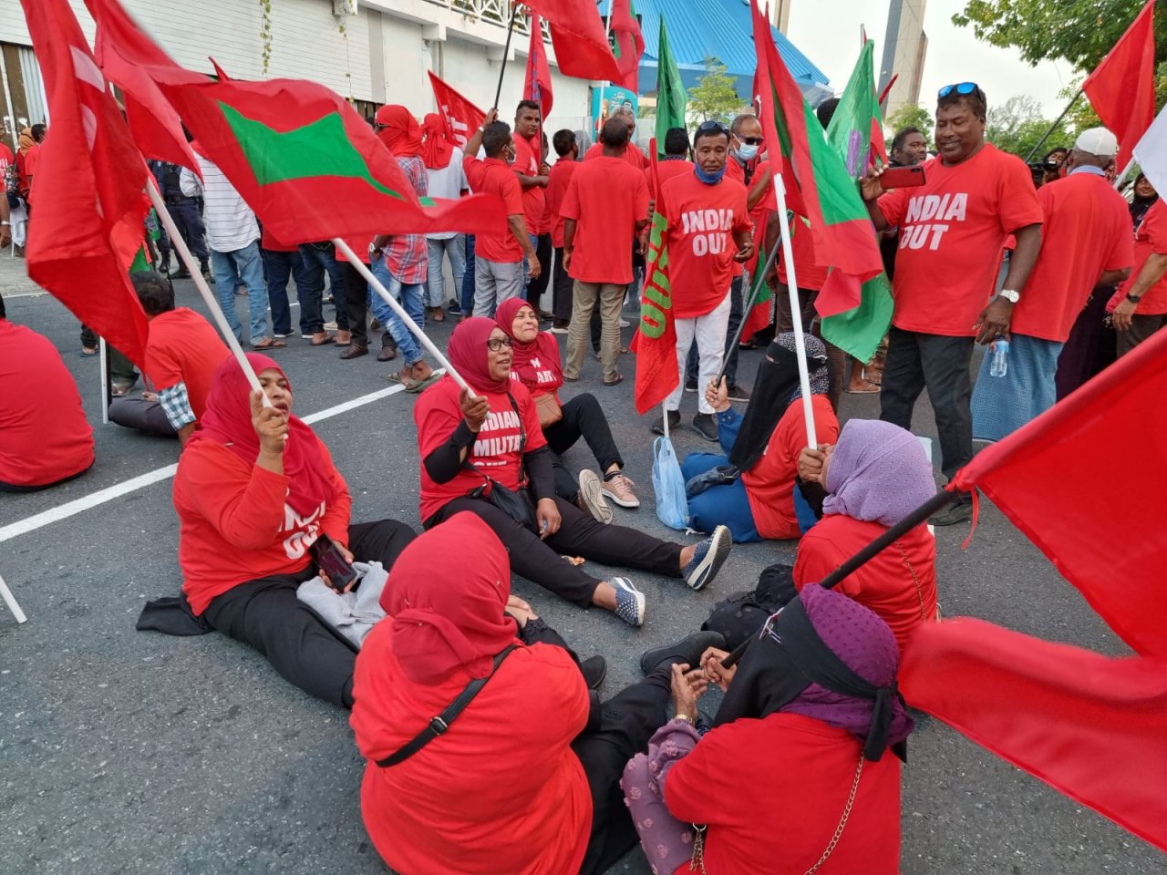 އިންޑިއާ ސިފައިން ތިބުމާ ދެކޮޅަށް ޕީޕީއެމްއިން ކުރިޔަށް ގެންދިޔަ އިހުތިޖާޖު