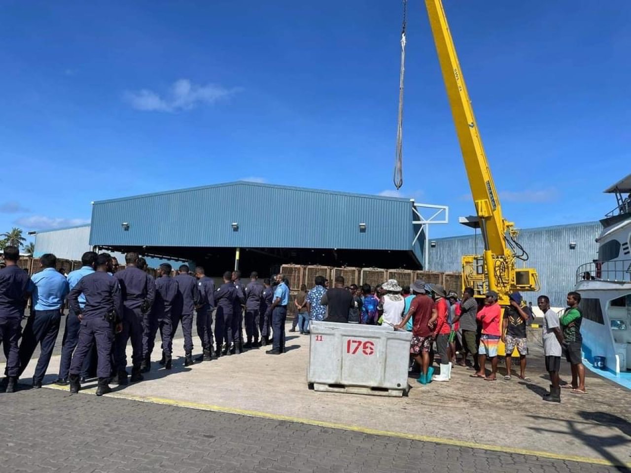 ބާނާ މަސް ނުކިރޭތީ ދެކުނުގެ މަސްވެރިން ކޫއްޑޫގައި ކުރާ މުޒާހަރާ