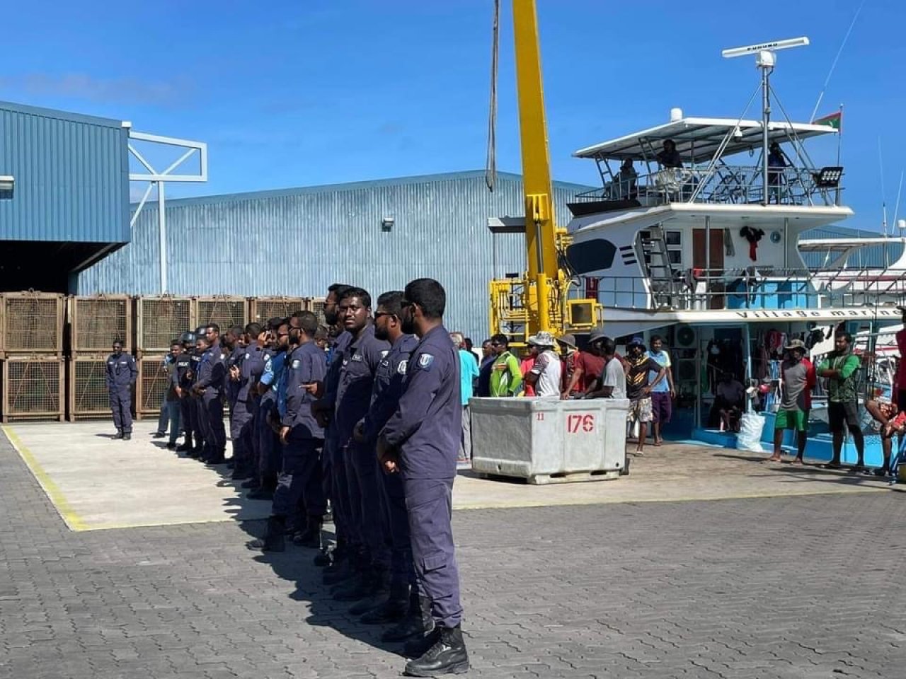 ބާނާ މަސް ނުކިރޭތީ ދެކުނުގެ މަސްވެރިން ކޫއްޑޫގައި ކުރާ މުޒާހަރާ