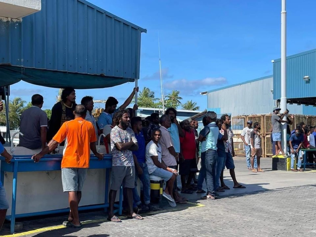 ބާނާ މަސް ނުކިރޭތީ ދެކުނުގެ މަސްވެރިން ކޫއްޑޫގައި ކުރާ މުޒާހަރާ