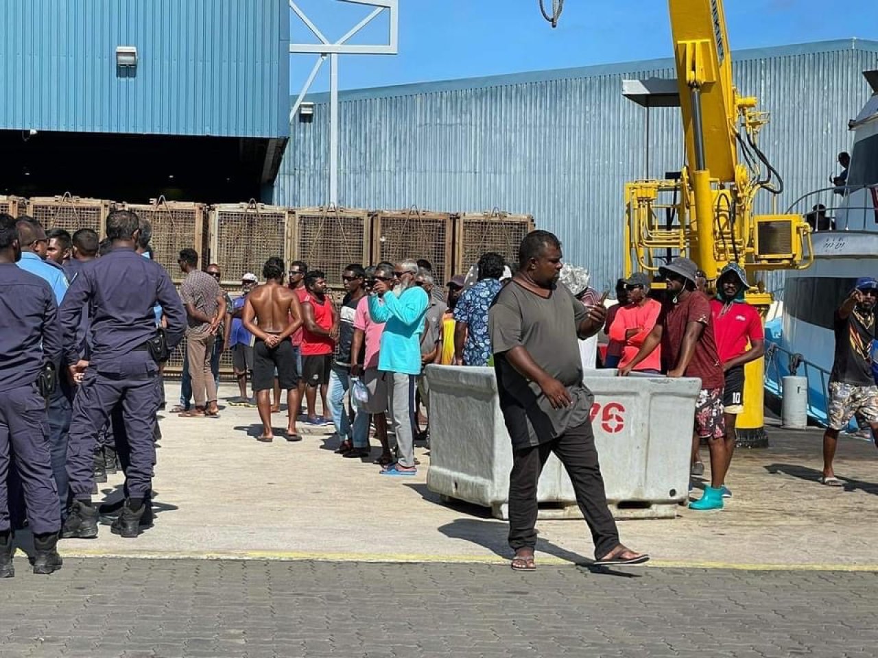 ބާނާ މަސް ނުކިރޭތީ ދެކުނުގެ މަސްވެރިން ކޫއްޑޫގައި ކުރާ މުޒާހަރާ