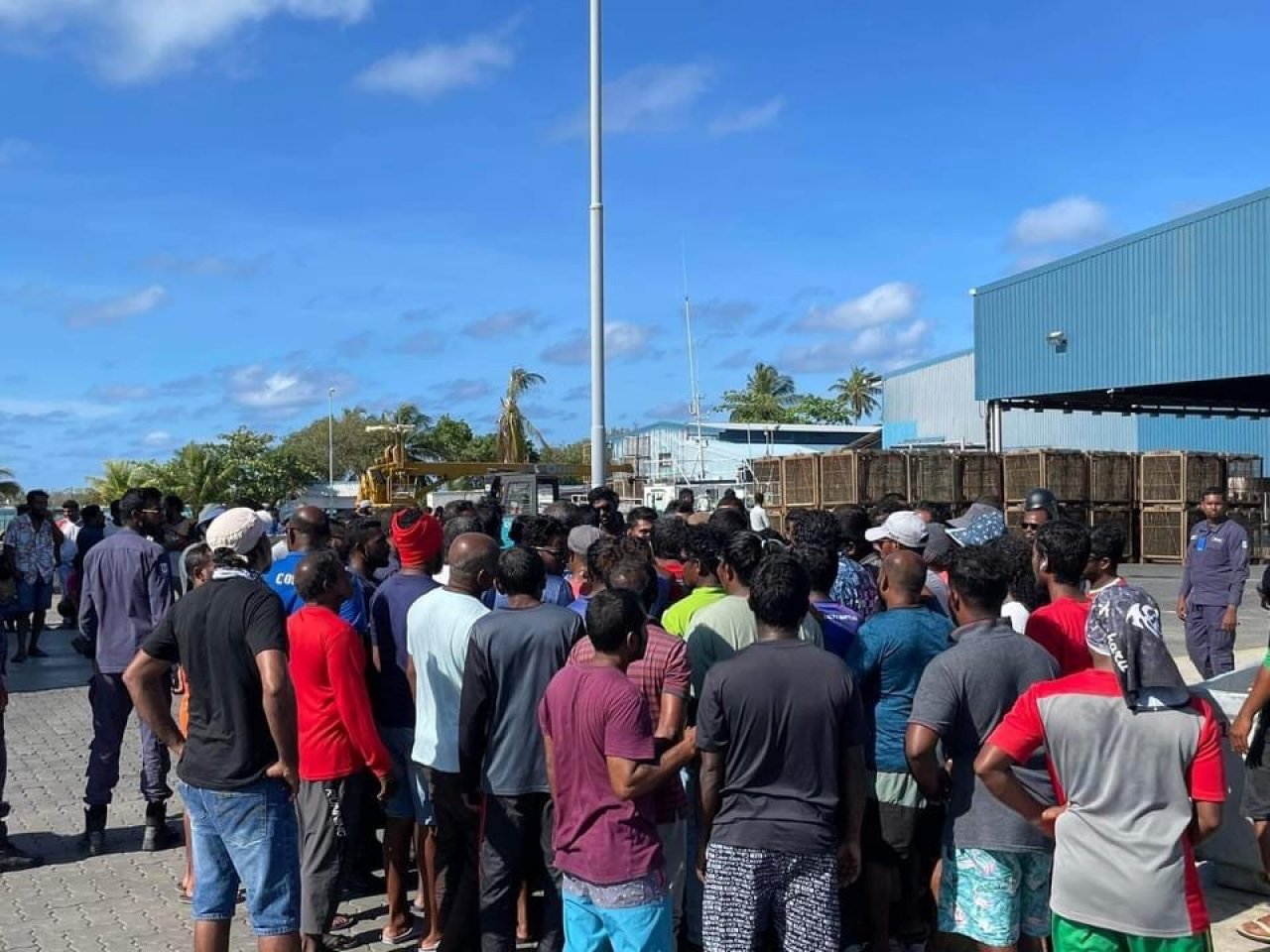 ބާނާ މަސް ނުކިރޭތީ ދެކުނުގެ މަސްވެރިން ކޫއްޑޫގައި ކުރާ މުޒާހަރާ