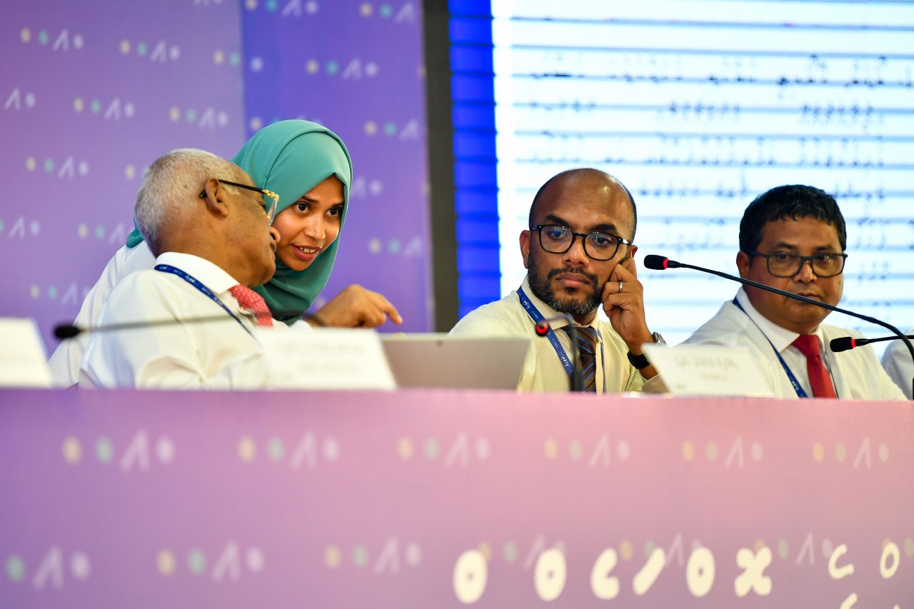 ސަރުކާރާއި ކައުންސިލަރުން އެއްމޭޒެއްގެ ދޮށުގައި ބާއްވާ 