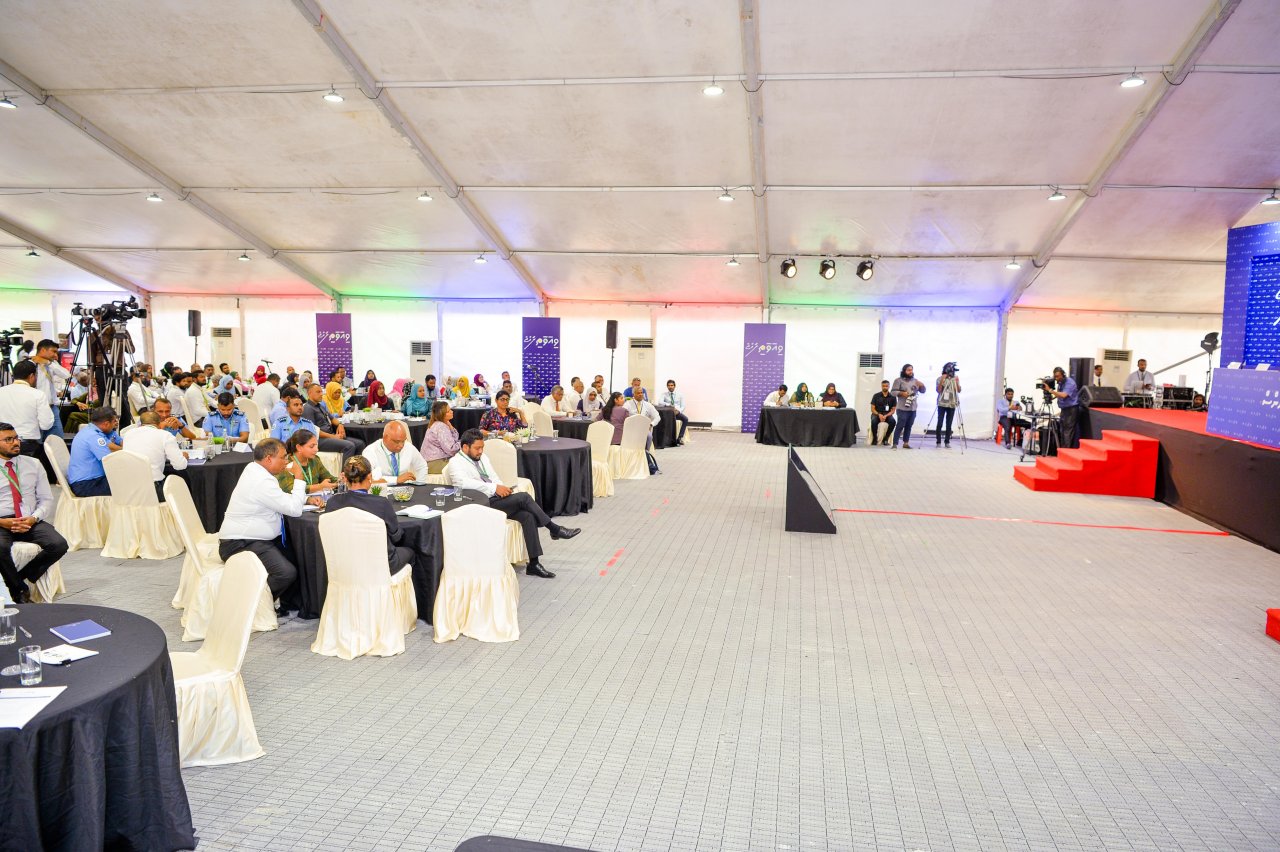 ސަރުކާރާއި ކައުންސިލަރުން އެއްމޭޒެއްގެ ދޮށުގައި ބާއްވާ 