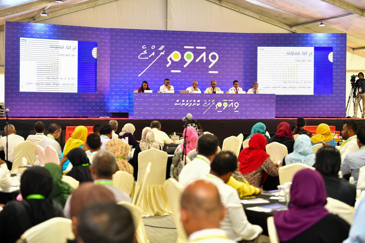 ސަރުކާރާއި ކައުންސިލަރުން އެއްމޭޒެއްގެ ދޮށުގައި ބާއްވާ 