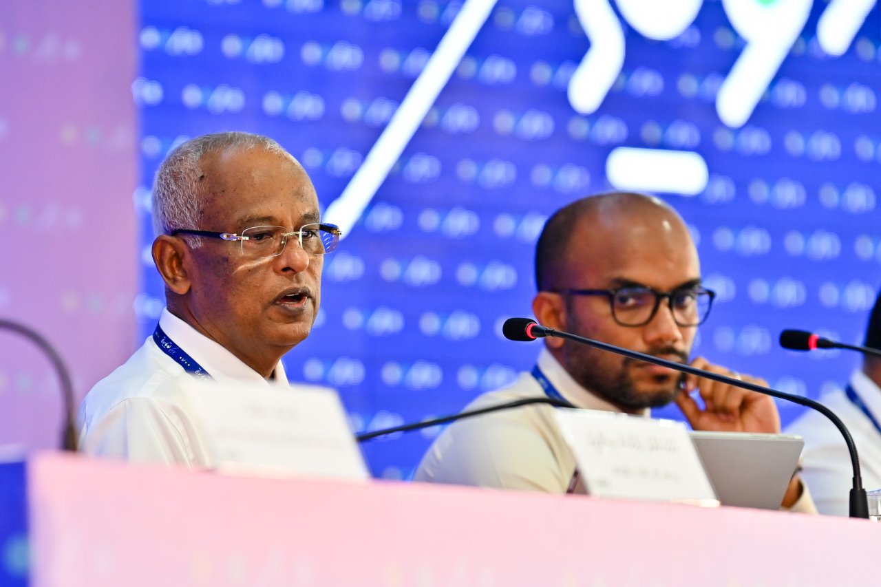 ސަރުކާރާއި ކައުންސިލަރުން އެއްމޭޒެއްގެ ދޮށުގައި ބާއްވާ 