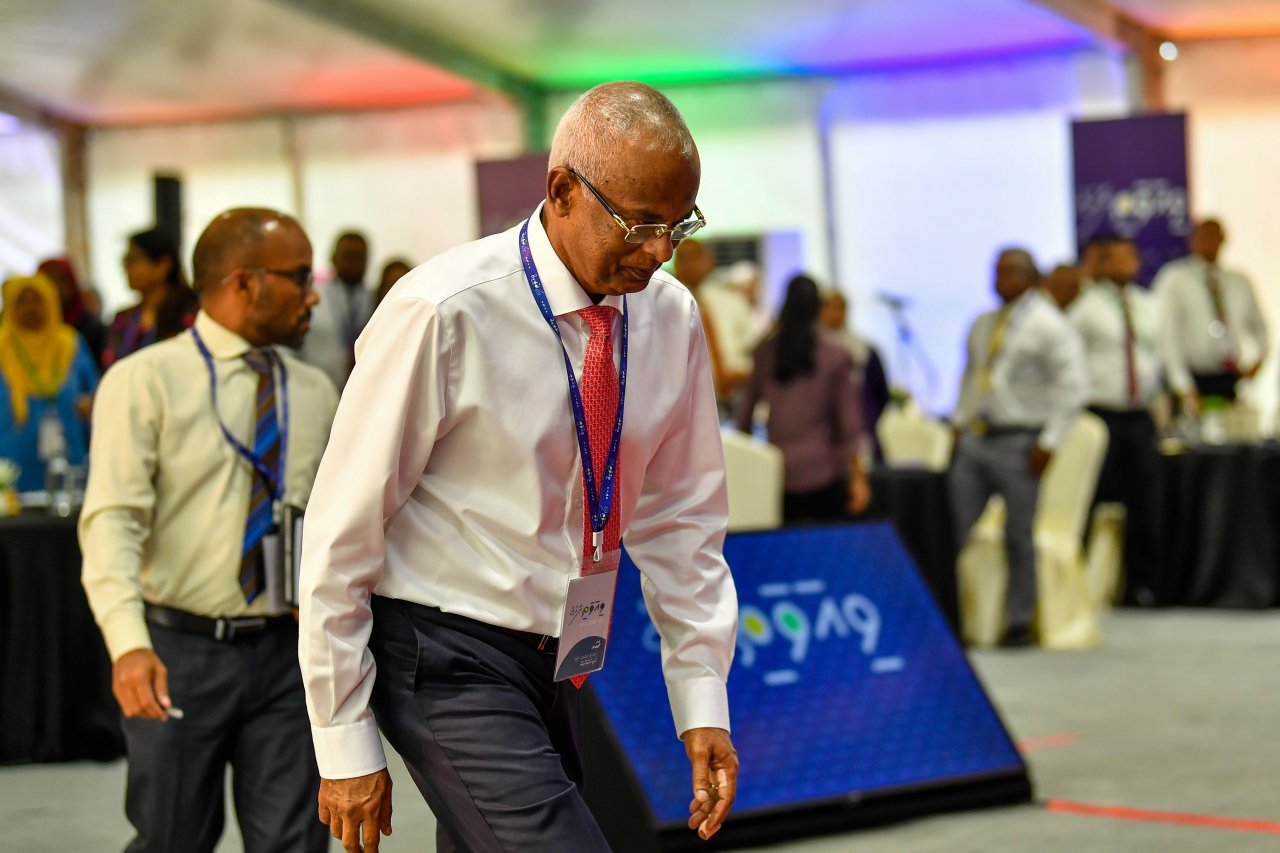 ސަރުކާރާއި ކައުންސިލަރުން އެއްމޭޒެއްގެ ދޮށުގައި ބާއްވާ 