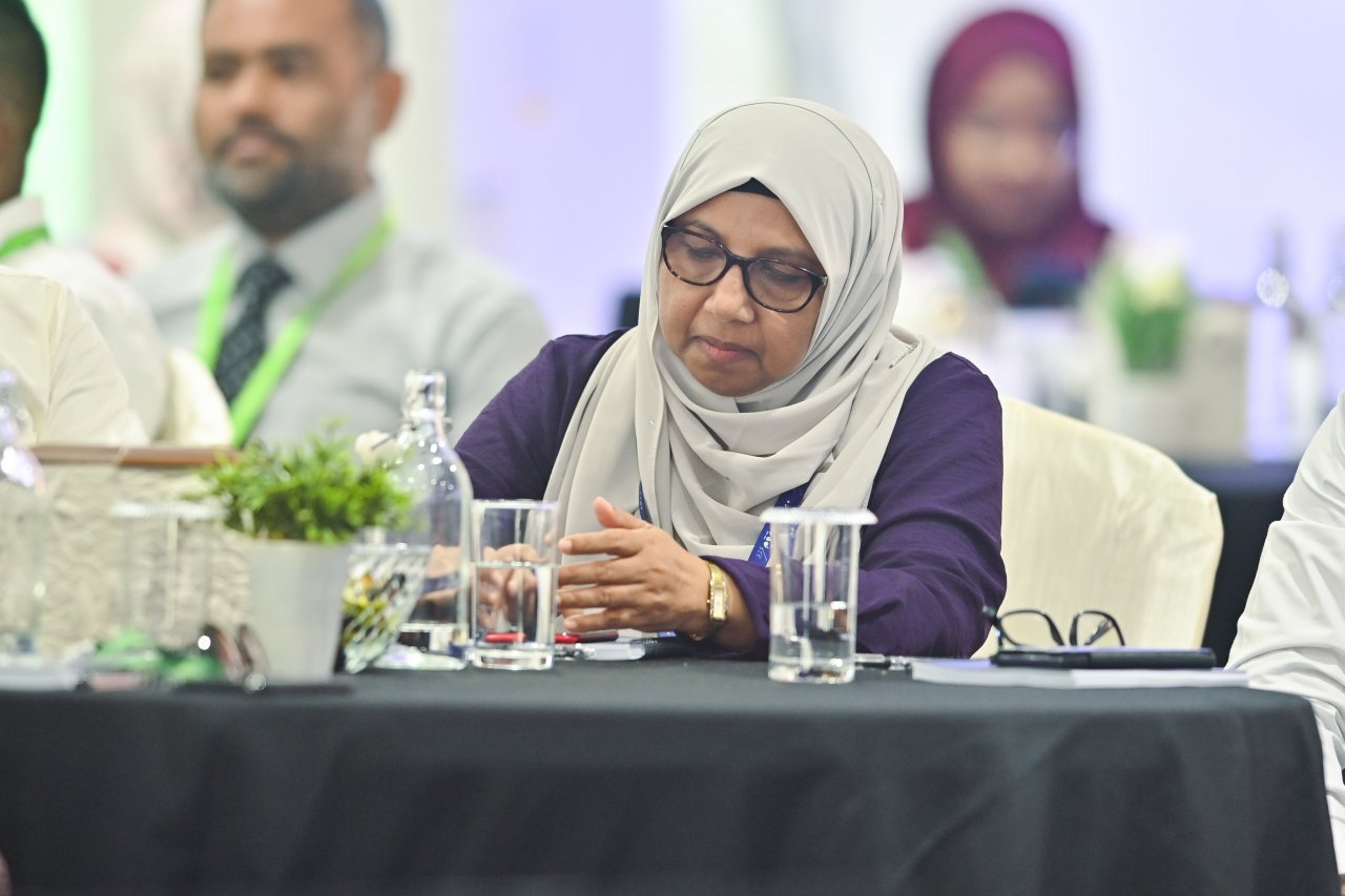 ސަރުކާރާއި ކައުންސިލަރުން އެއްމޭޒެއްގެ ދޮށުގައި ބާއްވާ 