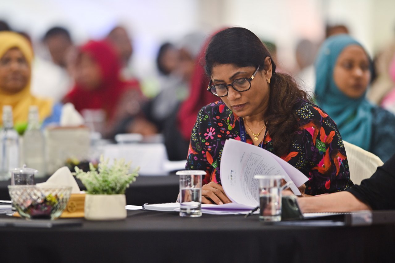 ސަރުކާރާއި ކައުންސިލަރުން އެއްމޭޒެއްގެ ދޮށުގައި ބާއްވާ 