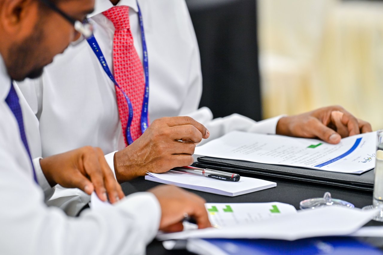 ސަރުކާރާއި ކައުންސިލަރުން އެއްމޭޒެއްގެ ދޮށުގައި ބާއްވާ 