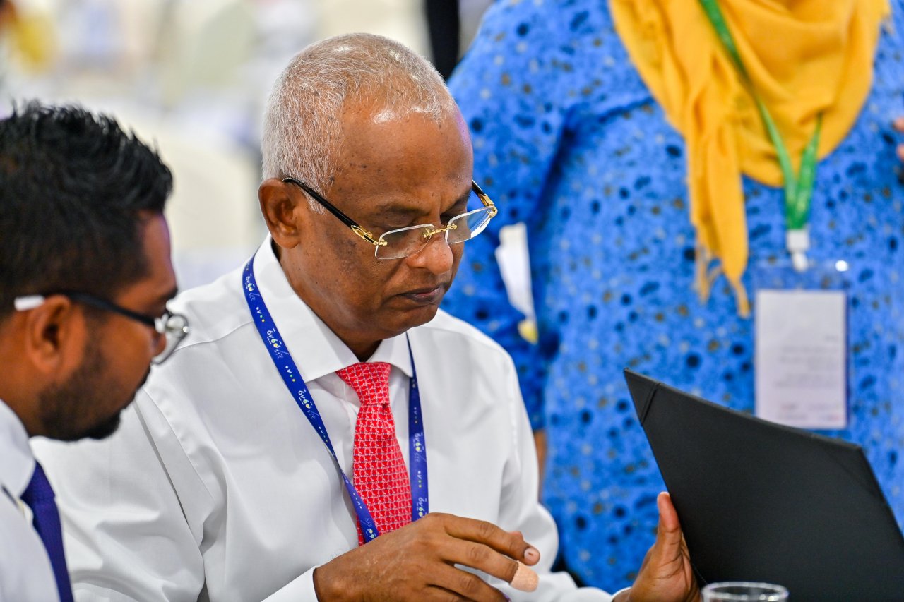 ސަރުކާރާއި ކައުންސިލަރުން އެއްމޭޒެއްގެ ދޮށުގައި ބާއްވާ 