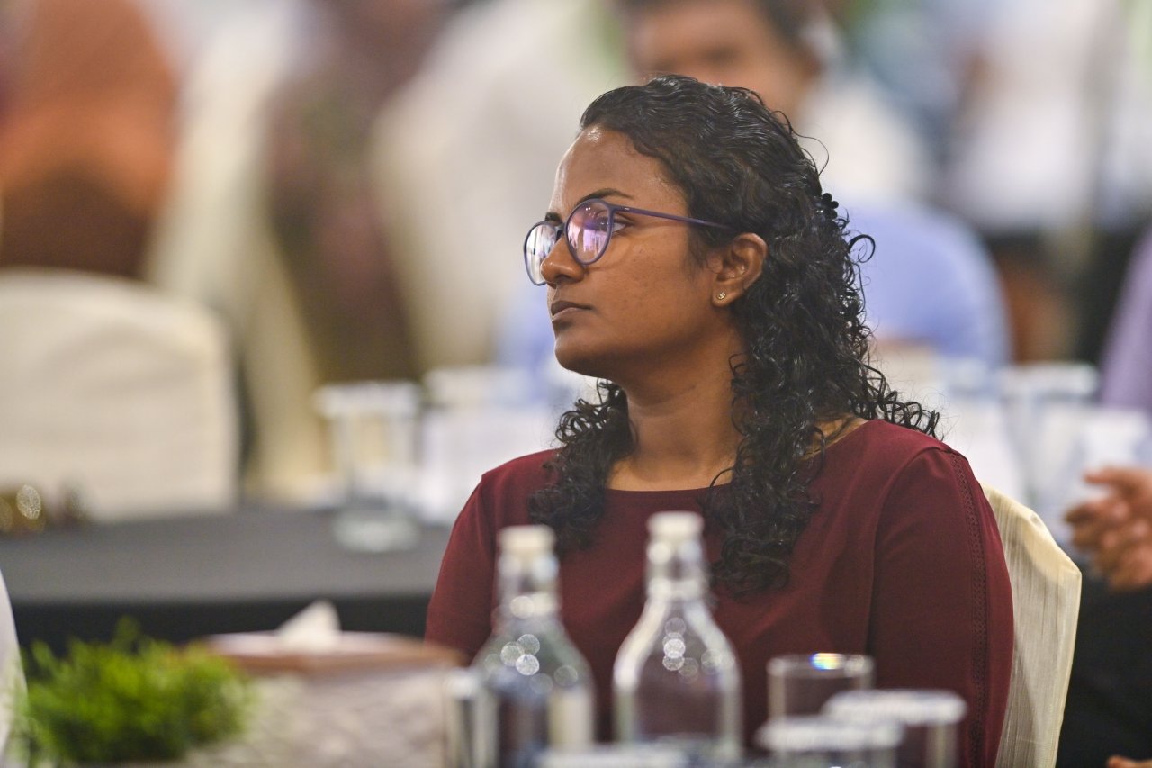 ސަރުކާރާއި ކައުންސިލަރުން އެއްމޭޒެއްގެ ދޮށުގައި ބާއްވާ 