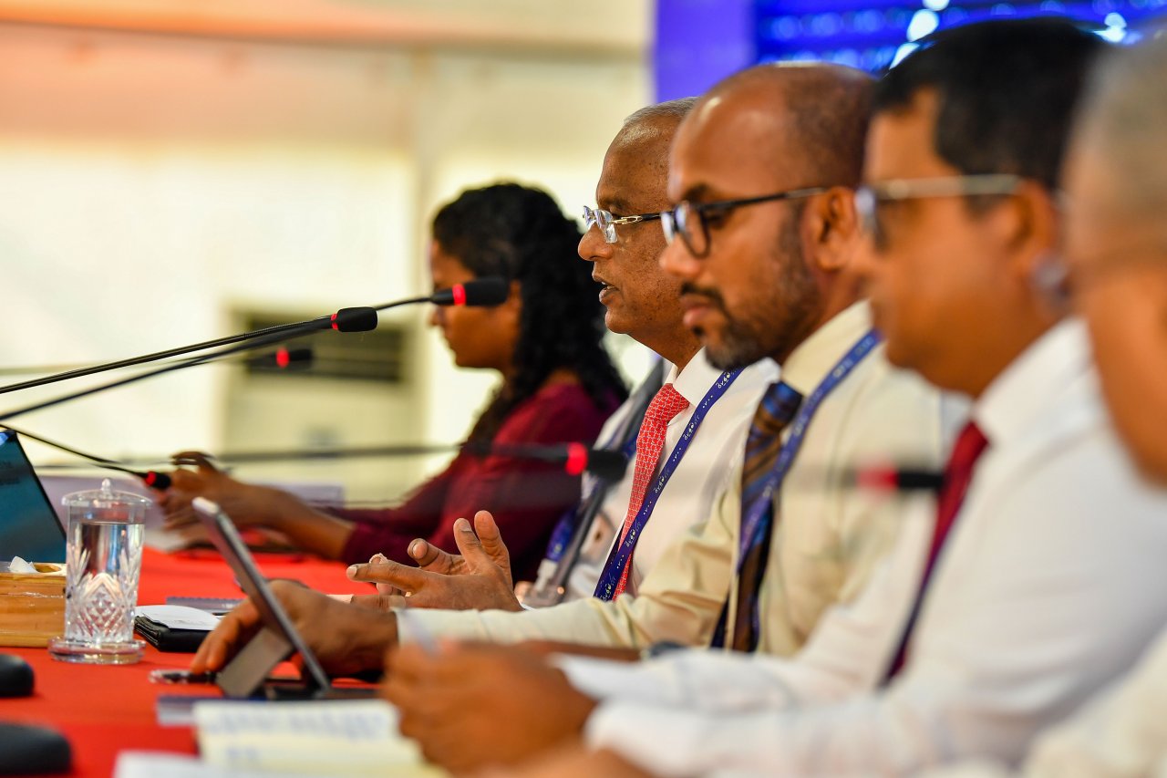 ސަރުކާރާއި ކައުންސިލަރުން އެއްމޭޒެއްގެ ދޮށުގައި ބާއްވާ 