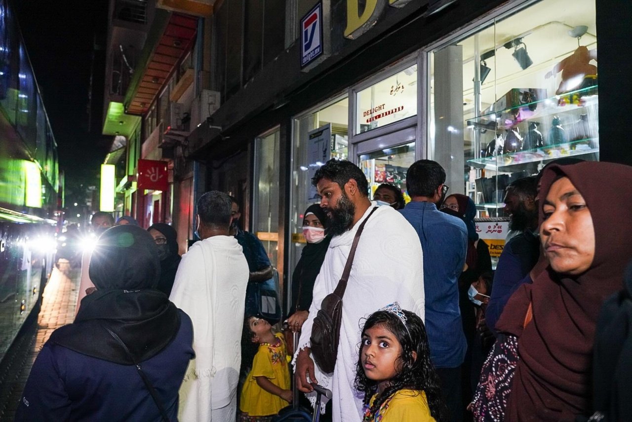 ހައްޖުވެރިންގެ ފުރަތަމަ ގްރޫޕް މާލެއިން ފުރުން