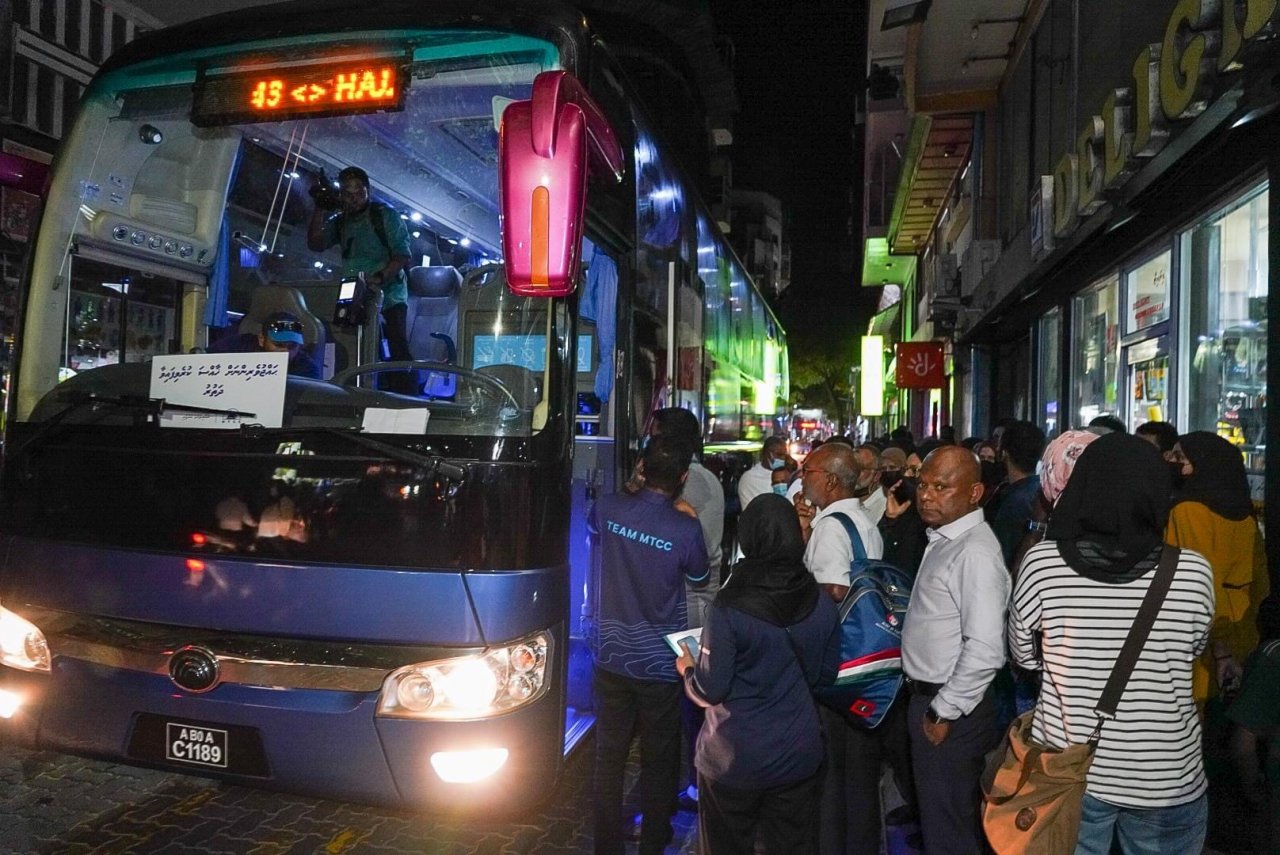 ހައްޖުވެރިންގެ ފުރަތަމަ ގްރޫޕް މާލެއިން ފުރުން