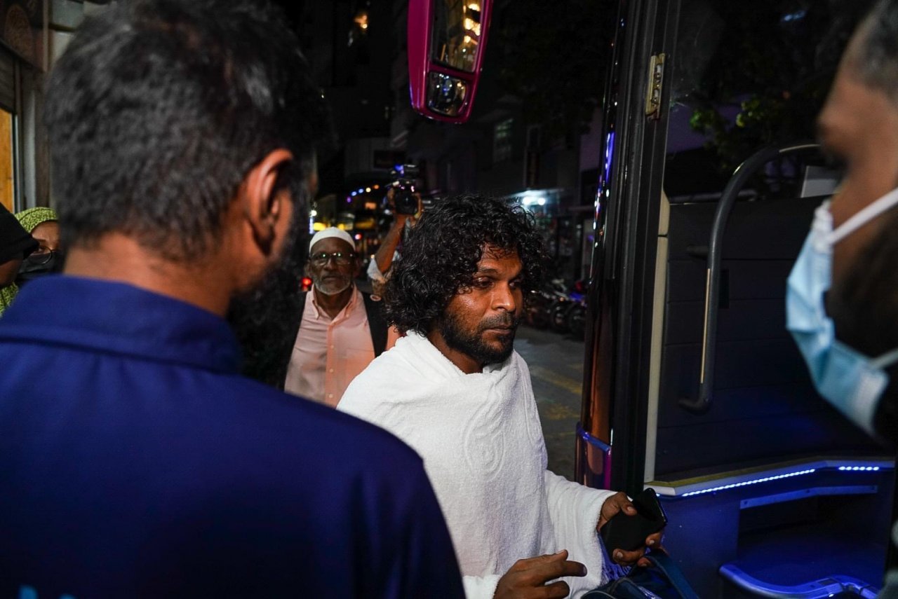 ހައްޖުވެރިންގެ ފުރަތަމަ ގްރޫޕް މާލެއިން ފުރުން