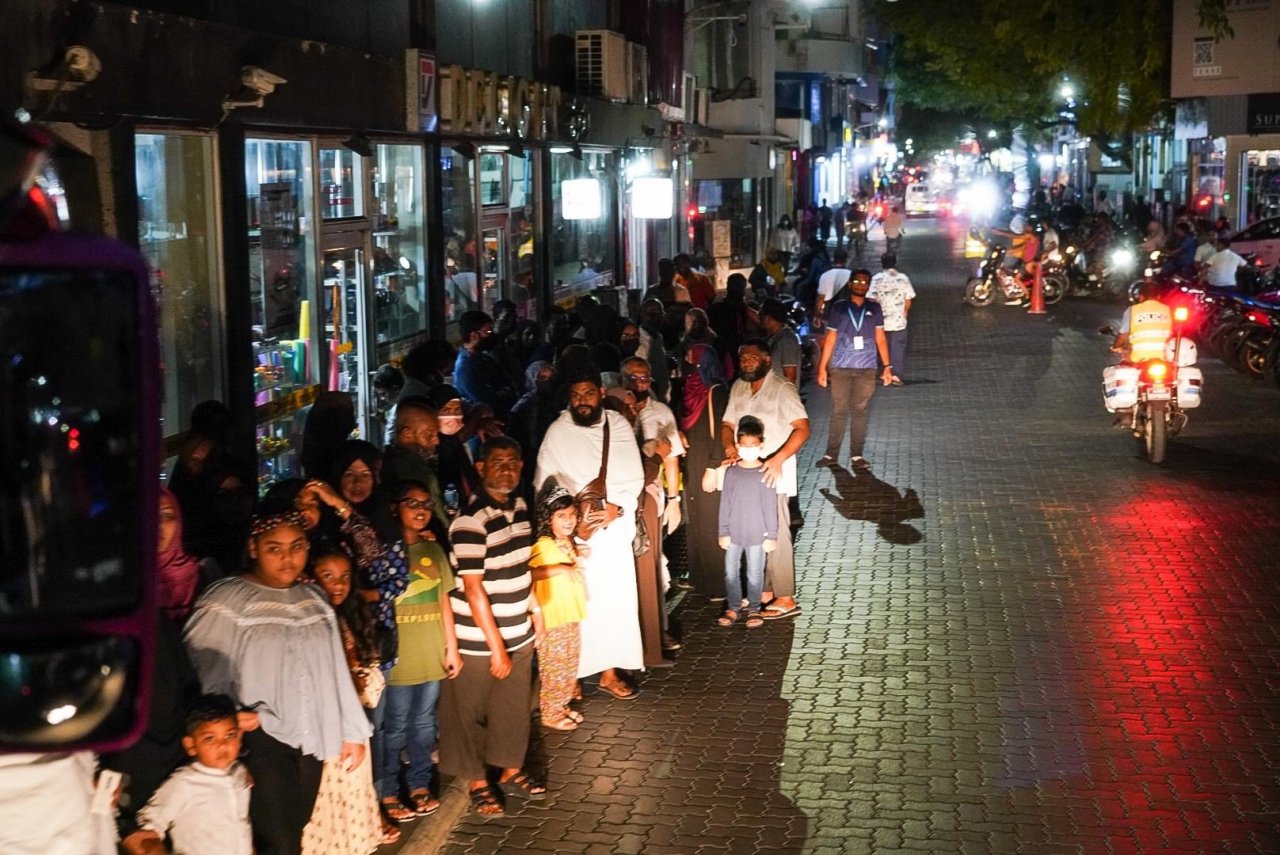 ހައްޖުވެރިންގެ ފުރަތަމަ ގްރޫޕް މާލެއިން ފުރުން