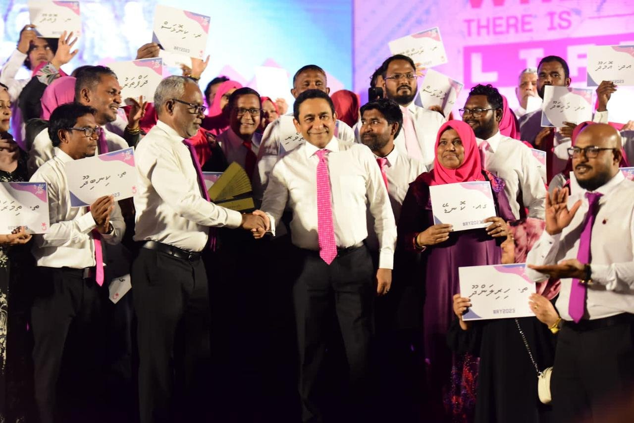 ރައީސް ޔާމީނަށް ރިޔާސީ ޓިކެޓް ހަވާލުކުރުމުގެ ބިޔަ ޖަލްސާ