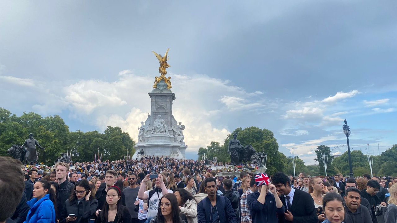 އިނގިރޭސި ރާނީ އެލިޒަބަތު އަވަހާރަވުމުން އެތައް ހާސް ބަޔަކު ބަކިންހަމް ޕެލަސްދޮށުގައި