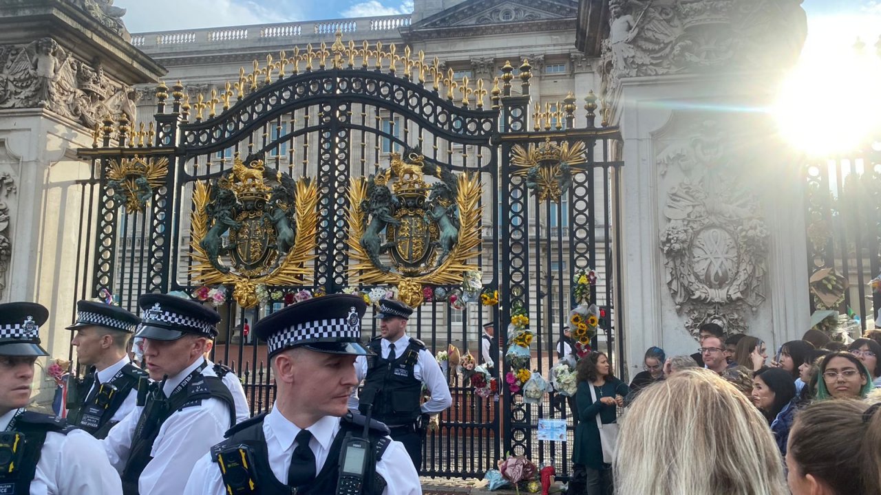 އިނގިރޭސި ރާނީ އެލިޒަބަތު އަވަހާރަވުމުން އެތައް ހާސް ބަޔަކު ބަކިންހަމް ޕެލަސްދޮށުގައި