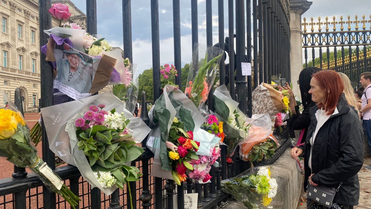 އިނގިރޭސި ރާނީ އެލިޒަބަތު އަވަހާރަވުމުން އެތައް ހާސް ބަޔަކު ބަކިންހަމް ޕެލަސްދޮށުގައި