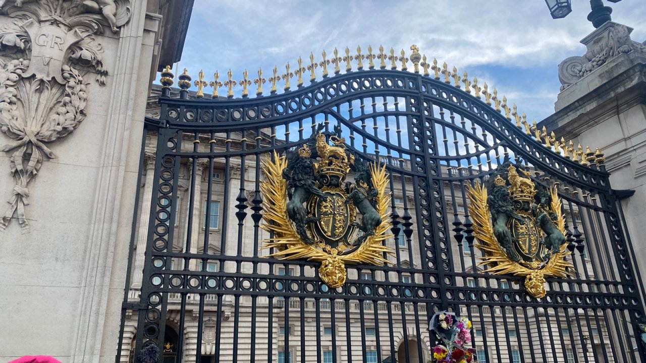 އިނގިރޭސި ރާނީ އެލިޒަބަތު އަވަހާރަވުމުން އެތައް ހާސް ބަޔަކު ބަކިންހަމް ޕެލަސްދޮށުގައި