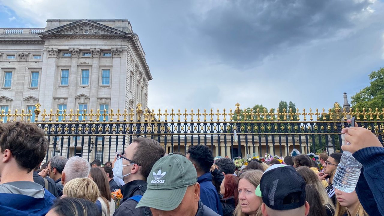 އިނގިރޭސި ރާނީ އެލިޒަބަތު އަވަހާރަވުމުން އެތައް ހާސް ބަޔަކު ބަކިންހަމް ޕެލަސްދޮށުގައި