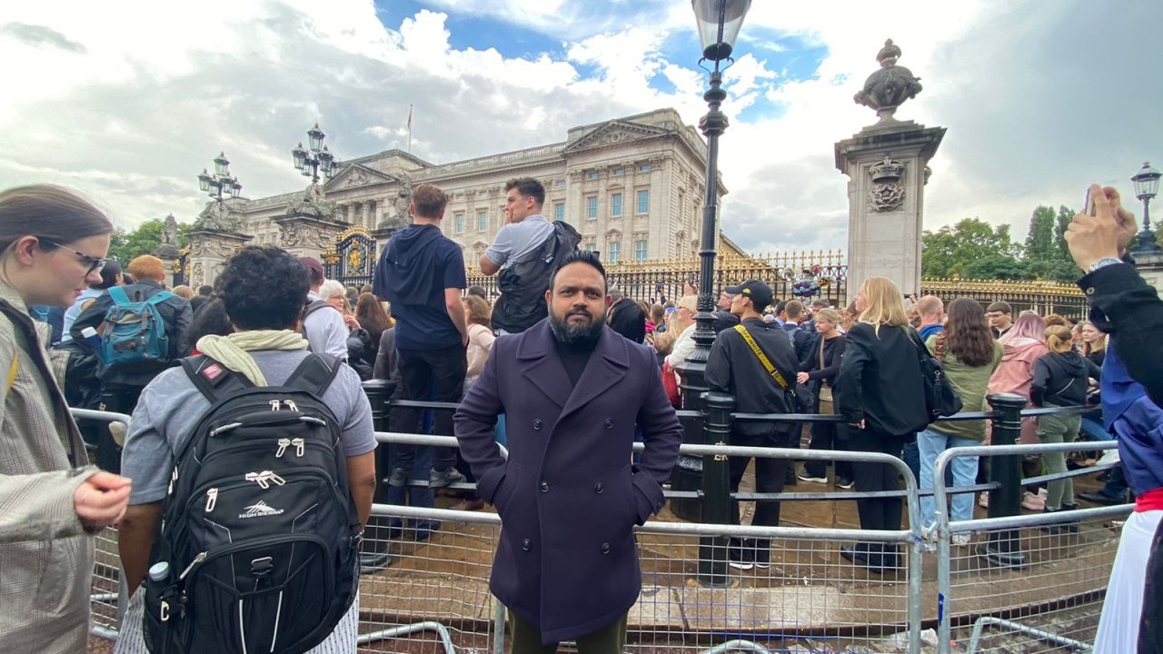 އިނގިރޭސި ރާނީ އެލިޒަބަތު އަވަހާރަވުމުން އެތައް ހާސް ބަޔަކު ބަކިންހަމް ޕެލަސްދޮށުގައި