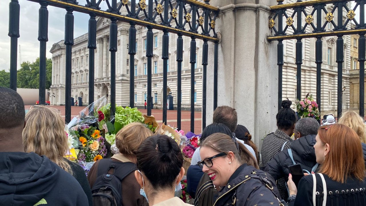 އިނގިރޭސި ރާނީ އެލިޒަބަތު އަވަހާރަވުމުން އެތައް ހާސް ބަޔަކު ބަކިންހަމް ޕެލަސްދޮށުގައި