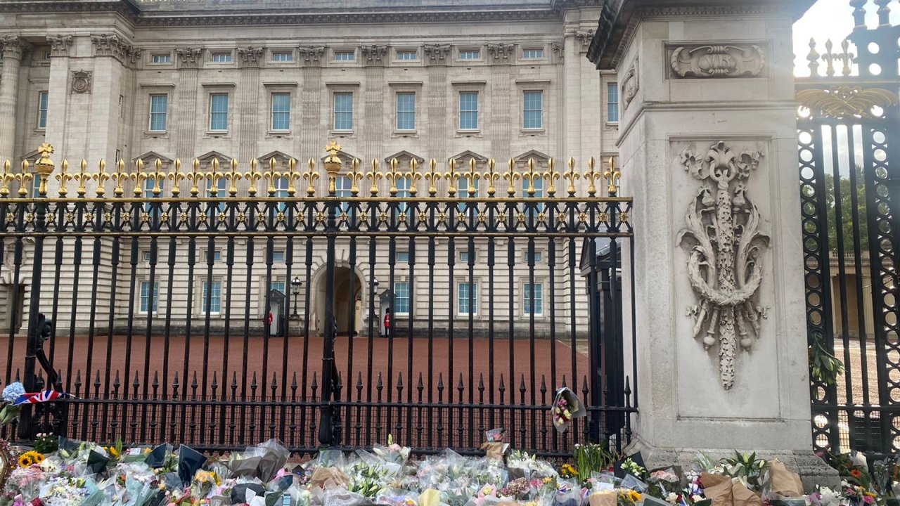 އިނގިރޭސި ރާނީ އެލިޒަބަތު އަވަހާރަވުމުން އެތައް ހާސް ބަޔަކު ބަކިންހަމް ޕެލަސްދޮށުގައި