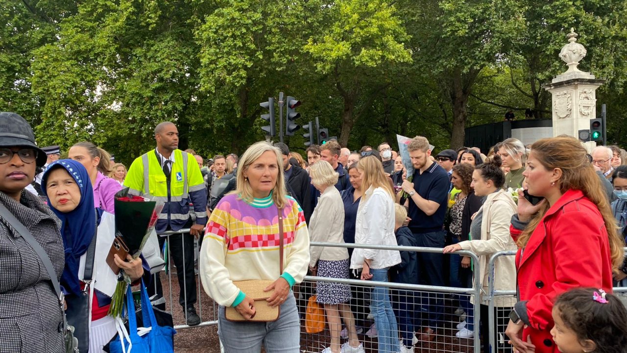 އިނގިރޭސި ރާނީ އެލިޒަބަތު އަވަހާރަވުމުން އެތައް ހާސް ބަޔަކު ބަކިންހަމް ޕެލަސްދޮށުގައި