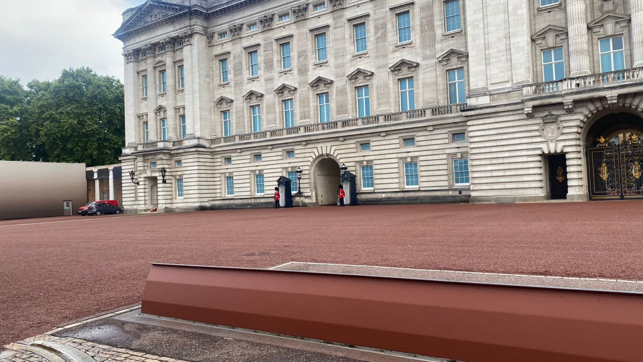 އިނގިރޭސި ރާނީ އެލިޒަބަތު އަވަހާރަވުމުން އެތައް ހާސް ބަޔަކު ބަކިންހަމް ޕެލަސްދޮށުގައި