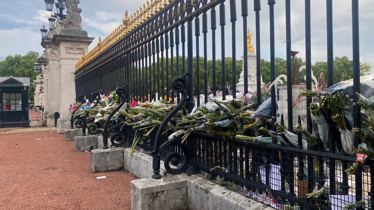 އިނގިރޭސި ރާނީ އެލިޒަބަތު އަވަހާރަވުމުން އެތައް ހާސް ބަޔަކު ބަކިންހަމް ޕެލަސްދޮށުގައި