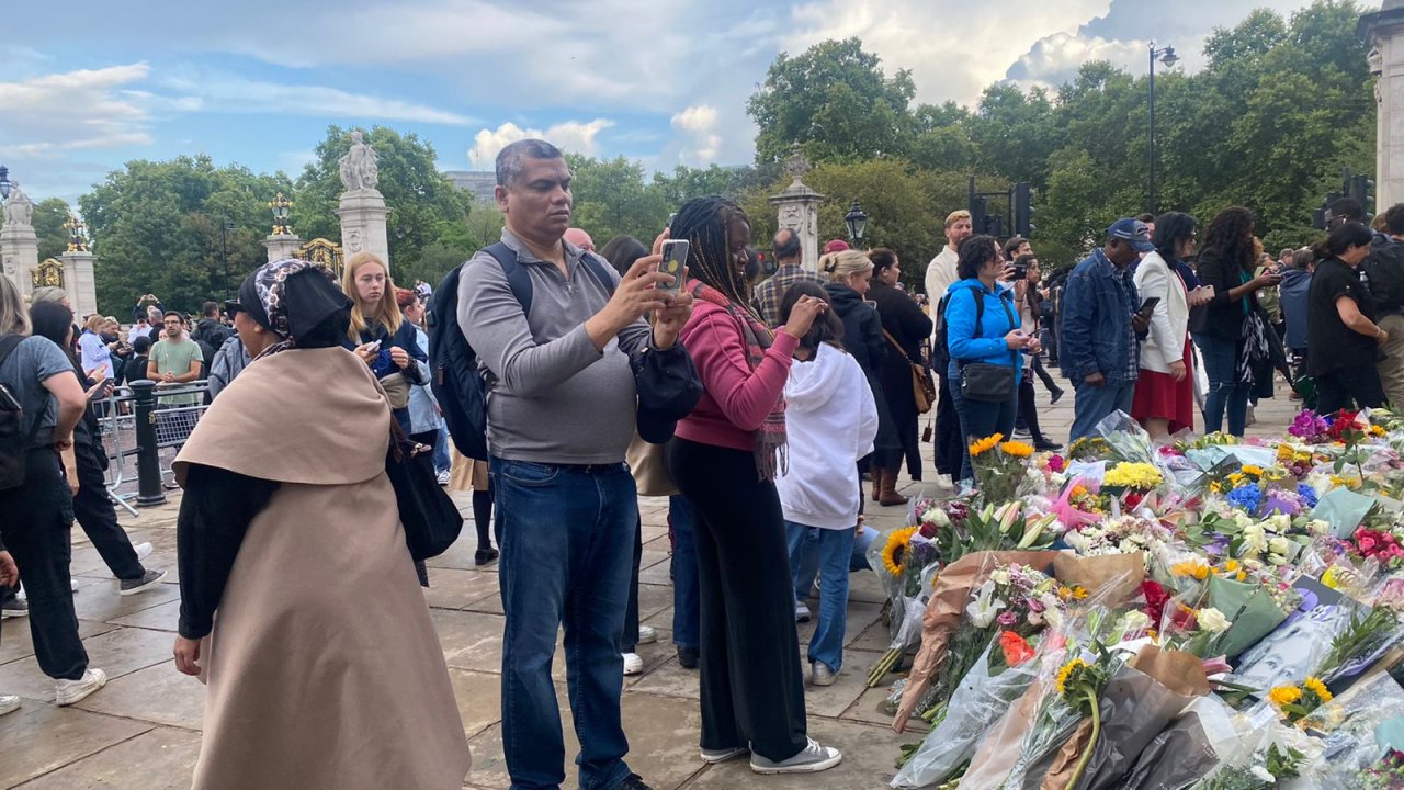 އިނގިރޭސި ރާނީ އެލިޒަބަތު އަވަހާރަވުމުން އެތައް ހާސް ބަޔަކު ބަކިންހަމް ޕެލަސްދޮށުގައި