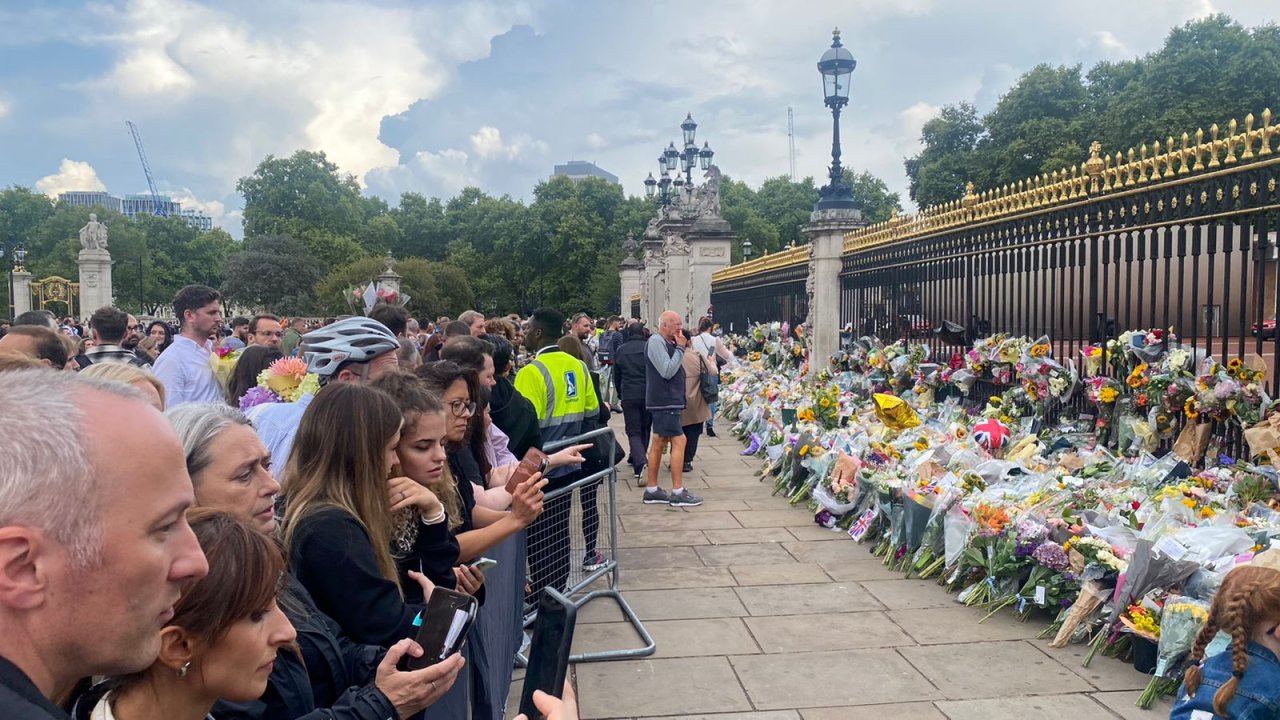 އިނގިރޭސި ރާނީ އެލިޒަބަތު އަވަހާރަވުމުން އެތައް ހާސް ބަޔަކު ބަކިންހަމް ޕެލަސްދޮށުގައި