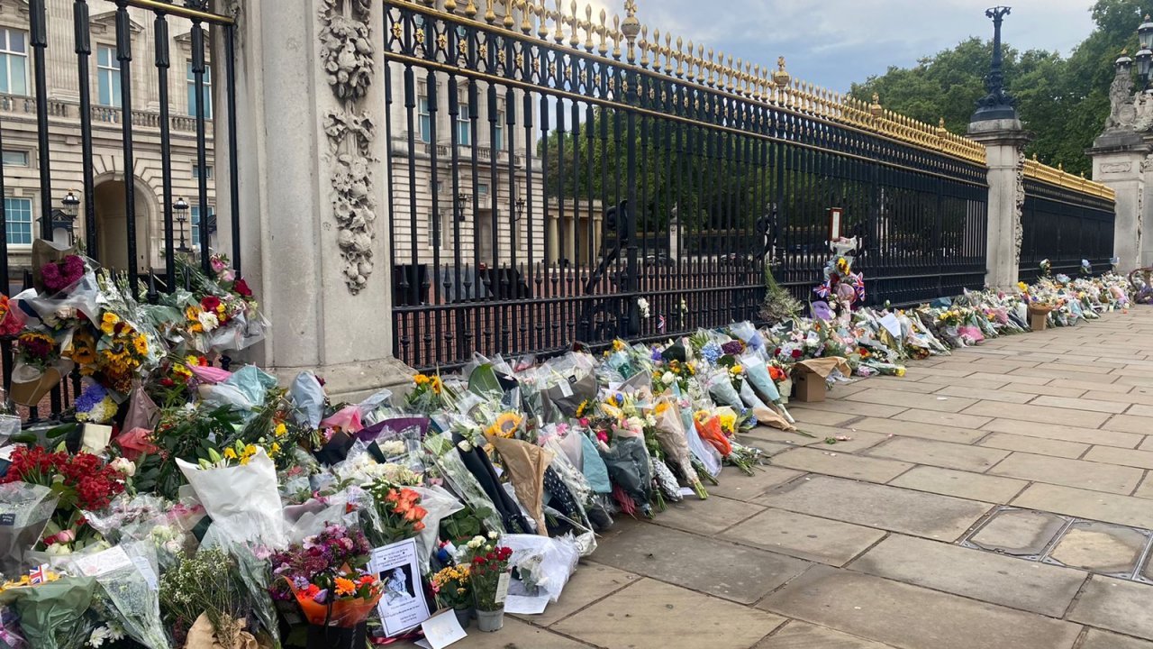 އިނގިރޭސި ރާނީ އެލިޒަބަތު އަވަހާރަވުމުން އެތައް ހާސް ބަޔަކު ބަކިންހަމް ޕެލަސްދޮށުގައި