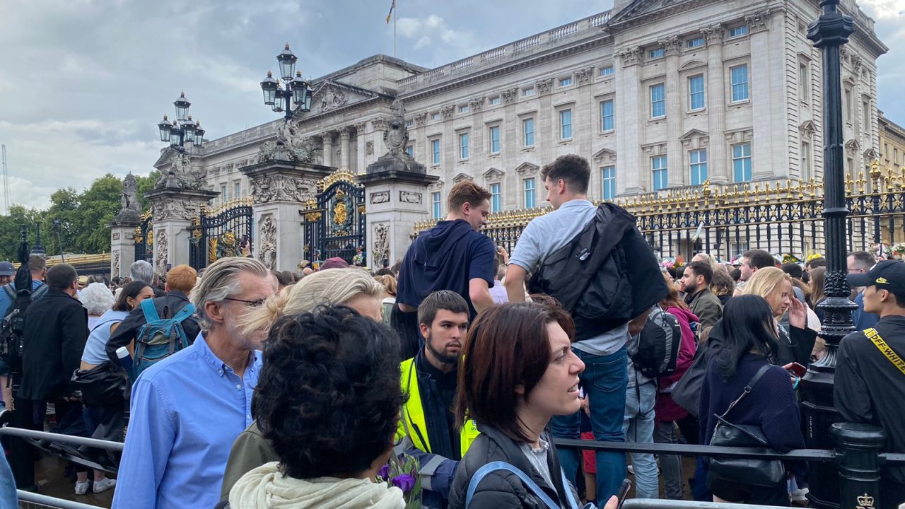 އިނގިރޭސި ރާނީ އެލިޒަބަތު އަވަހާރަވުމުން އެތައް ހާސް ބަޔަކު ބަކިންހަމް ޕެލަސްދޮށުގައި