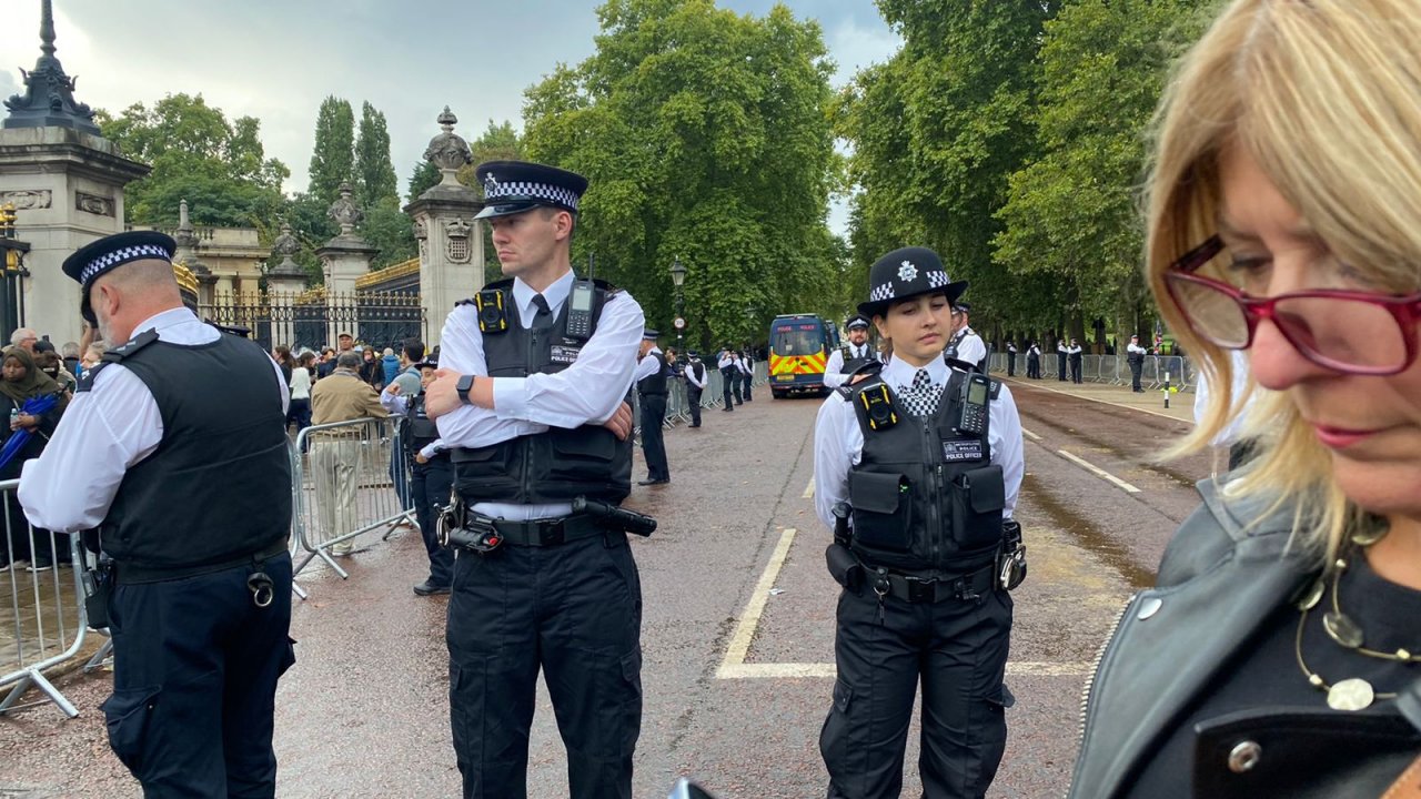 އިނގިރޭސި ރާނީ އެލިޒަބަތު އަވަހާރަވުމުން އެތައް ހާސް ބަޔަކު ބަކިންހަމް ޕެލަސްދޮށުގައި