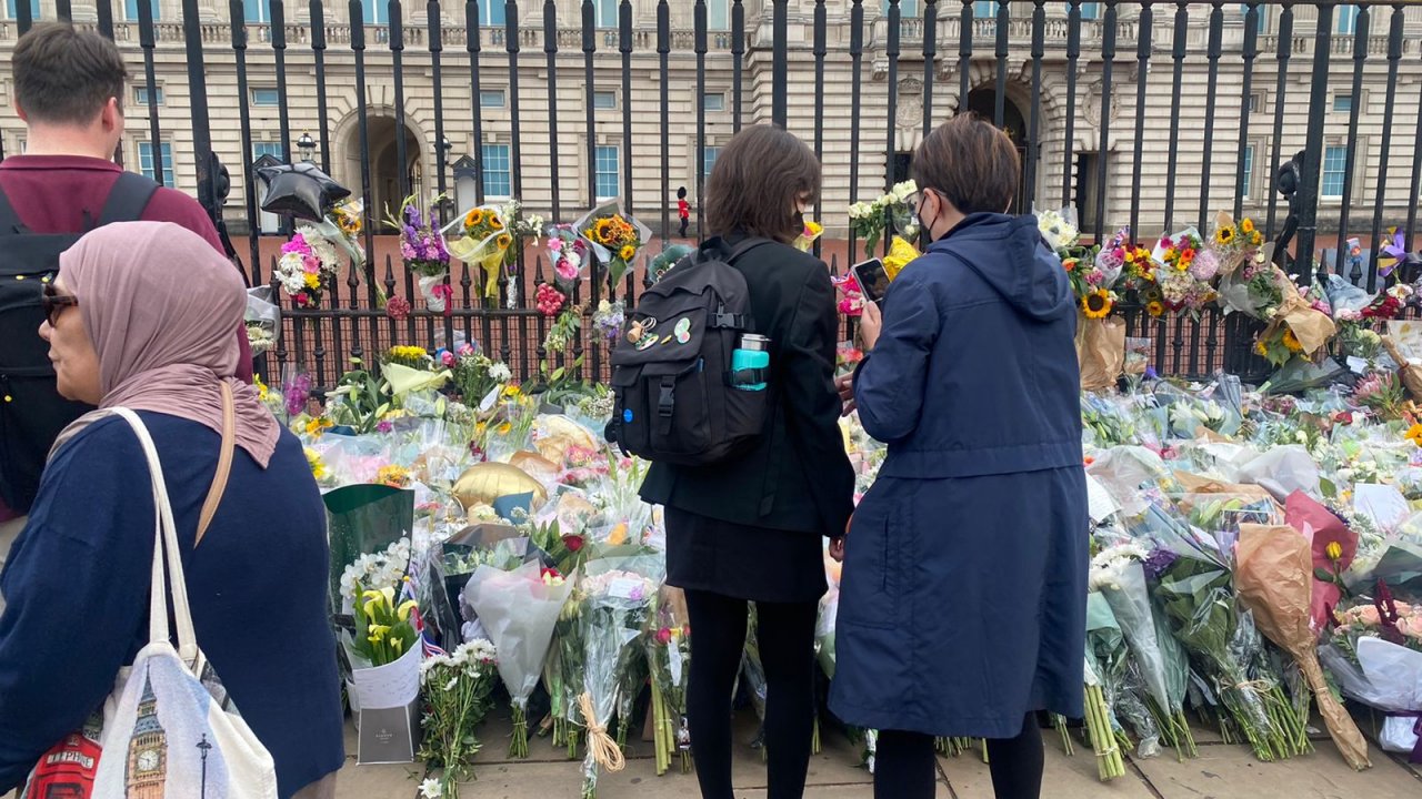 އިނގިރޭސި ރާނީ އެލިޒަބަތު އަވަހާރަވުމުން އެތައް ހާސް ބަޔަކު ބަކިންހަމް ޕެލަސްދޮށުގައި