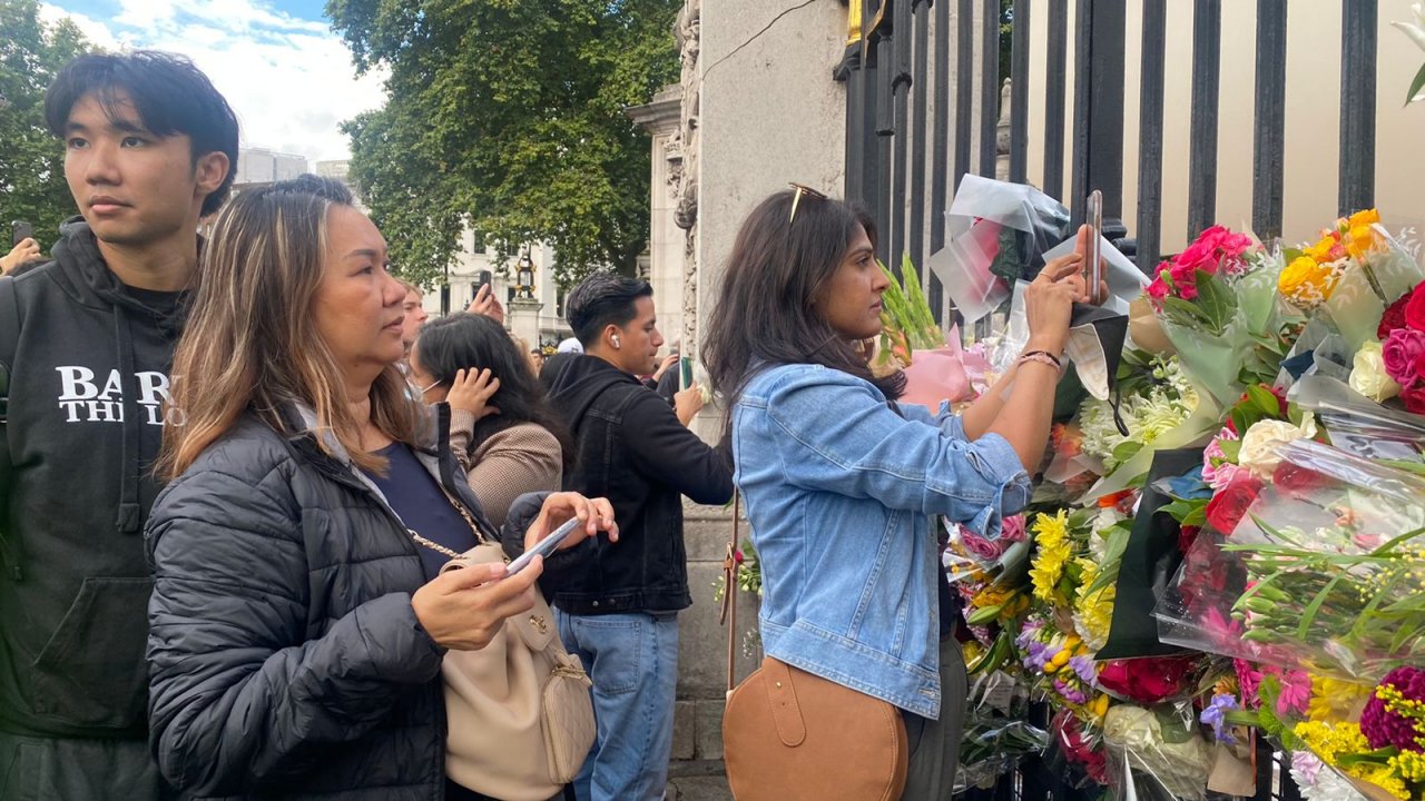 އިނގިރޭސި ރާނީ އެލިޒަބަތު އަވަހާރަވުމުން އެތައް ހާސް ބަޔަކު ބަކިންހަމް ޕެލަސްދޮށުގައި