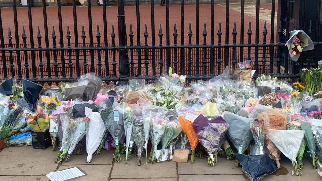 އިނގިރޭސި ރާނީ އެލިޒަބަތު އަވަހާރަވުމުން އެތައް ހާސް ބަޔަކު ބަކިންހަމް ޕެލަސްދޮށުގައި