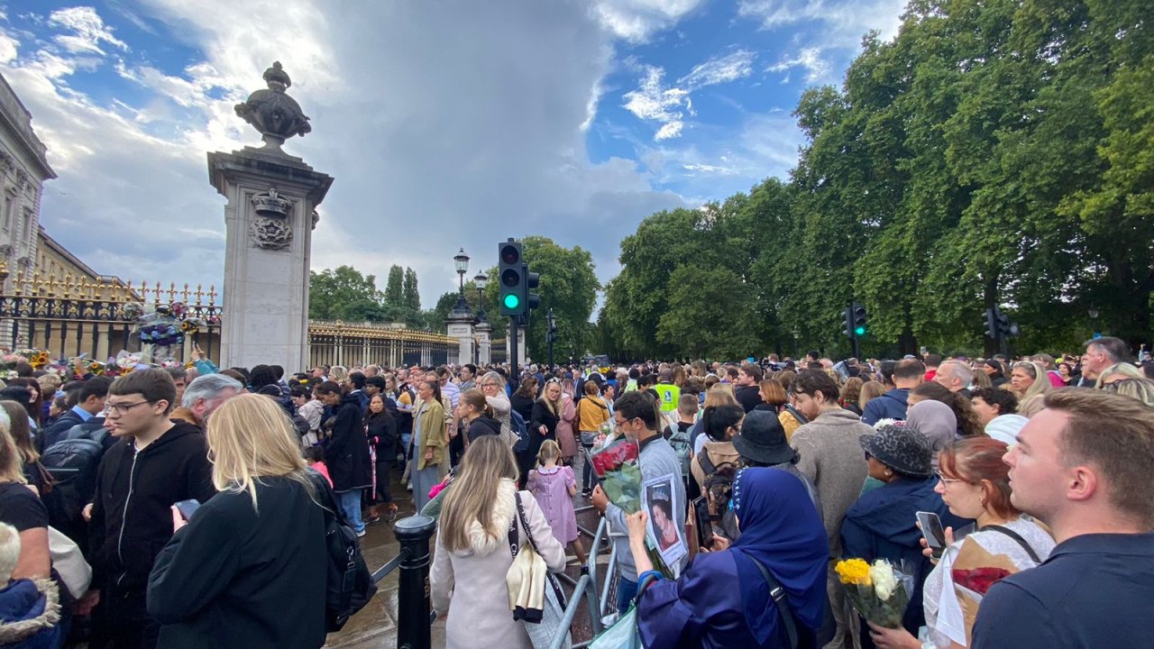 އިނގިރޭސި ރާނީ އެލިޒަބަތު އަވަހާރަވުމުން އެތައް ހާސް ބަޔަކު ބަކިންހަމް ޕެލަސްދޮށުގައި