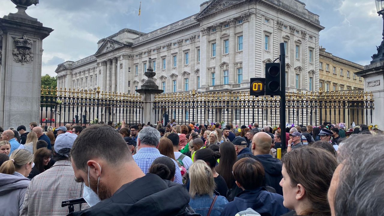 އިނގިރޭސި ރާނީ އެލިޒަބަތު އަވަހާރަވުމުން އެތައް ހާސް ބަޔަކު ބަކިންހަމް ޕެލަސްދޮށުގައި